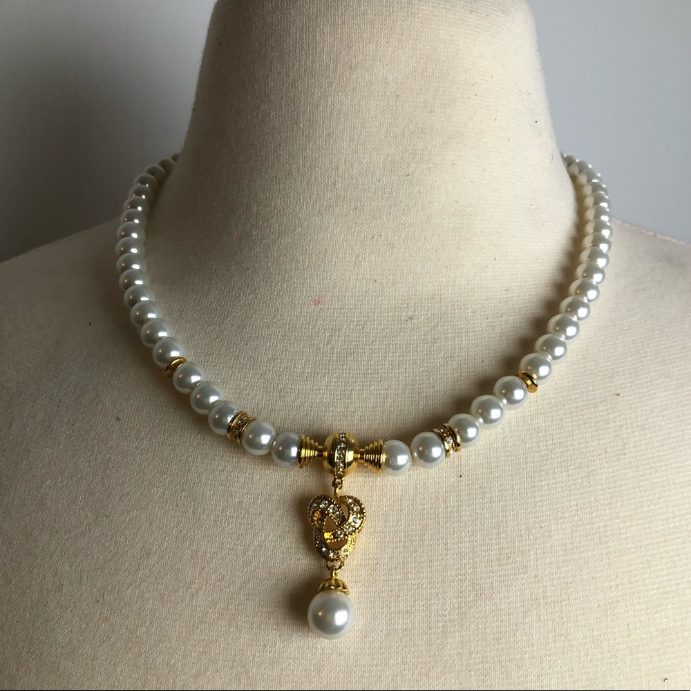 Wlind pearl necklace